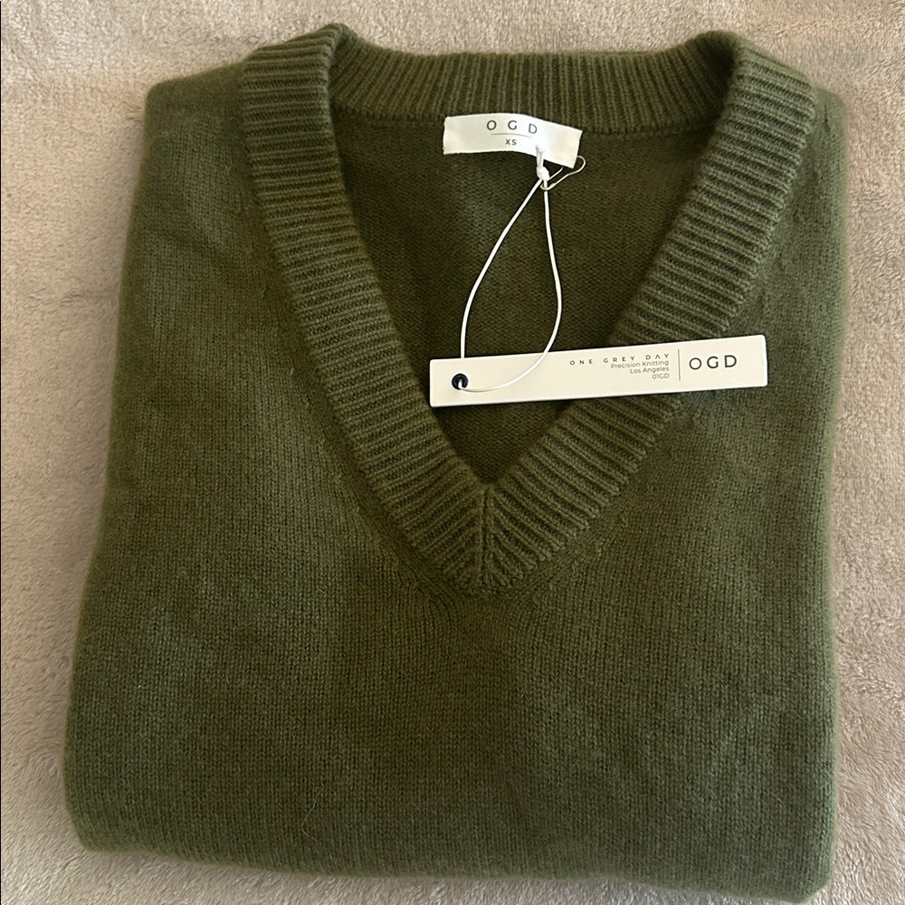 ONE GREY DAY Precision Knit 100% V-Neck Cashmere Sweater BNWT (XS) Oversized